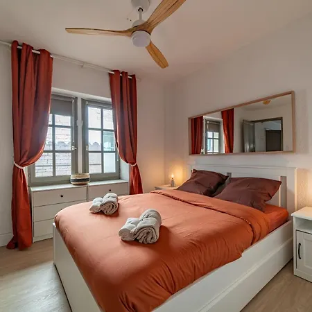 Au Cœur De L'effervescence Terracotta - Nuit à Nîmes